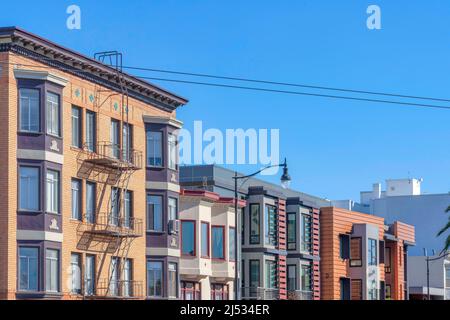 Immeubles d'appartements dans une rangée contre le ciel clair à San Francisco, Californie Banque D'Images