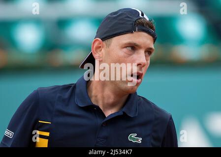 Belgrade, Serbie, 19th avril 2022. Filip Krajinovic de Serbie réagit lors du match contre David Goffin de Belgique pendant le deuxième jour du tournoi ATP 250 ouvert de Serbie pendant le deuxième jour du tournoi ATP 250 ouvert de Serbie au centre de tennis de Novak à Belgrade, Serbie. 19 avril 2022. Crédit : Nikola Krstic/Alay Banque D'Images