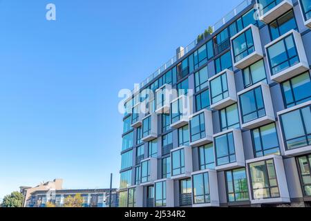 Immeuble d'appartements moderne avec fenêtres réfléchissantes contre le ciel à San Francisco, Californie Banque D'Images