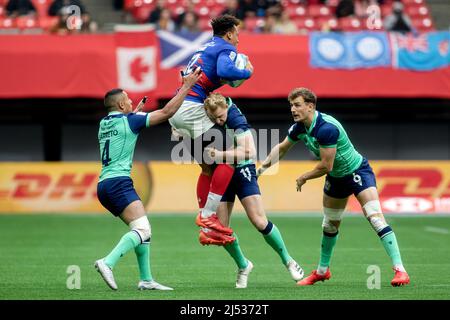 Vancouver, Canada, le 16 avril 2022 : Jordan Sepho (milieu, boule de maintien) de Team France 7s concurrence le ballon contre Kaleem Barreto (à gauche) et Alec Coombes (à droite) de Team Scotland 7s au cours du jour 1 de la HSBC Canada Sevens à BC place à Vancouver, Canada. La France a gagné le match avec le score de 21-19 Banque D'Images
