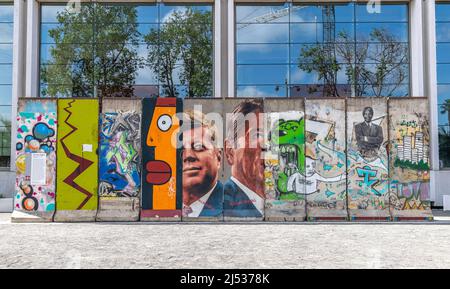 Los Angeles, CA, USA - 17 avril 2022 : une section de dix pièces du mur de Berlin est exposée en tant qu'art public sur le boulevard Wilshire à Los Angeles, CA. Banque D'Images