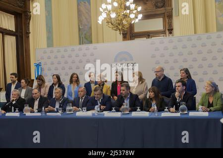 Buenos Aires, Argentine, 19th avril 2022. Conseil de la magistrature : La coalition politique ensemble pour le changement (JXC) lors d'une conférence de presse au Congrès national a averti qu'elle ira devant la cour et va poursuivre le président du Sénat Cristina Kirchner et le président de la Chambre des députés Sergio Massa s'ils ne nomment pas l'adjoint national Roxana Reyes de l'Union Civica radical (UCR) et le sénateur Luis Juez de la Propuesta Republicana (Pro) comme conseillers selon la décision de la Cour suprême. (Crédit : Esteban Osorio/Alay Live News) Banque D'Images