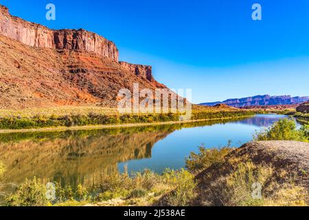 Accès à Sandy Beach Colorado River Red Rock Canyon Reflection Green Grass Moab Utah USA Southwest. Banque D'Images