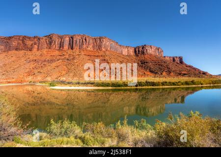 Accès à Sandy Beach Colorado River Red Rock Canyon Reflection Green Grass Moab Utah USA Southwest. Banque D'Images