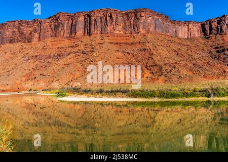 Accès à Sandy Beach Colorado River Red Rock Canyon Reflection Green Grass Moab Utah USA Southwest. Banque D'Images