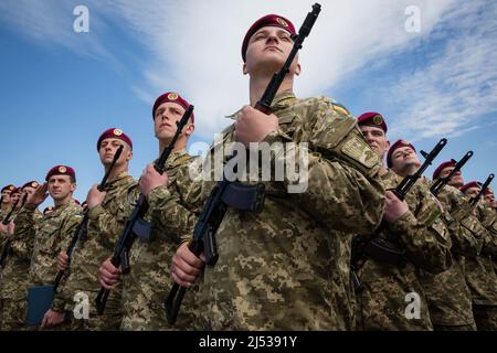 Kiev, Ukraine. 09th mai 2015. Soldats des forces armées d'Ukraine le jour du serment militaire sur la place près du Musée national de la Grande guerre patriotique à Kiev. (Photo de Mykhaylo Palinchak/SOPA Images/Sipa USA) crédit: SIPA USA/Alay Live News Banque D'Images