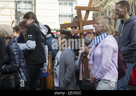 Procession et reconstitution le Vendredi Saint du chemin de la Croix à travers les rues du centre de Brooklyn avec les paroissiens d'un groupe d'Églises catholiques dans la région. Banque D'Images