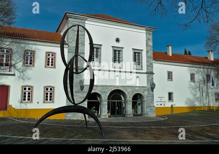 Pousada do Convento de Beja et Monument au prisonnier politique inconnu par l'artiste Jorge Vieira. Beja, Alentejo, Portugal Banque D'Images