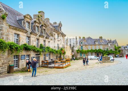 Locronan, France - 17 septembre 2019 : rues médiévales de Locronan, petite ville de Bretagne, France. C'est l'un des plus beaux villages de FRA Banque D'Images