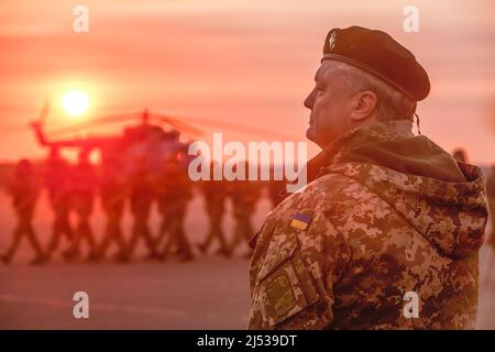 Marioupol, Ukraine. 16th novembre 2017. Président de l'Ukraine Petro Porochenko pendant les festivités à l'occasion de la Journée d'infanterie navale. (Credit image: © Mykhaylo Palinchak/SOPA Images via ZUMA Press Wire) Banque D'Images