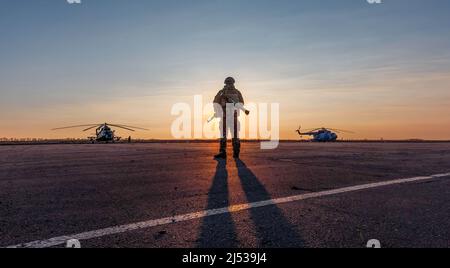 Marioupol, Ukraine. 16th novembre 2017. Silhouette d'un militaire avec une mitrailleuse dans un poste de combat contre les hélicoptères et ciel de coucher du soleil pendant les festivités à l'occasion du jour de l'infanterie navale. (Credit image: © Mykhaylo Palinchak/SOPA Images via ZUMA Press Wire) Banque D'Images