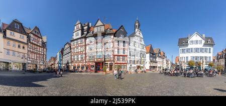 Butzbach, Allemagne - 18 avril 2022 : personnes à la place du marché dans la vieille ville de butzbach, allemagne Banque D'Images