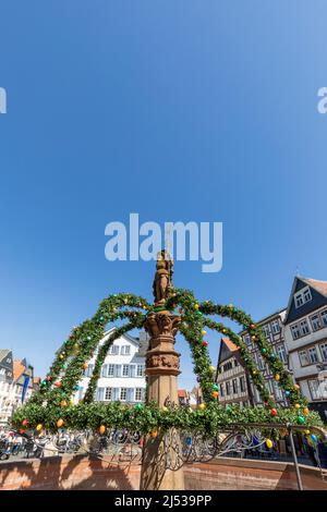 Butzbach, Allemagne - 18 avril 2022 : place du marché avec décoration de pâques à la fontaine de la vieille ville de butzbach, Allemagne. Banque D'Images