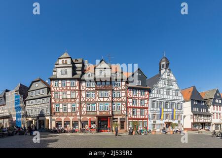 Butzbach, Allemagne - 18 avril 2022 : personnes à la place du marché dans la vieille ville de butzbach, allemagne Banque D'Images