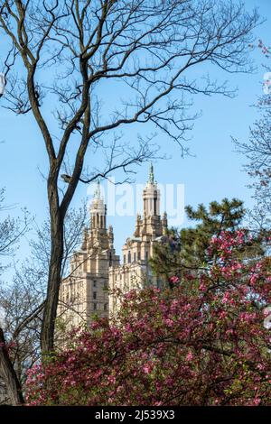 Les tours emblématiques de San Remo surprennent Central Park au printemps, New York City, USA 2022 Banque D'Images