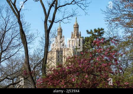 Les tours emblématiques de San Remo surprennent Central Park au printemps, New York City, USA 2022 Banque D'Images