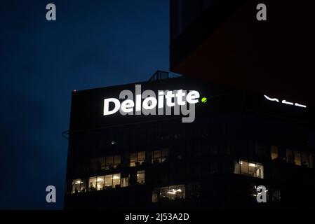 Varsovie, Varsovie, Pologne. 19th avril 2022. La signalisation Deloitte est visible le 19 avril 2022 à Varsovie, en Pologne. (Image de crédit : © Aleksander Kalka/ZUMA Press Wire) Banque D'Images