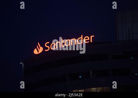 Varsovie, Varsovie, Pologne. 19th avril 2022. La signalisation bancaire de Santander est vue le 19 avril 2022 à Varsovie, Pologne. (Image de crédit : © Aleksander Kalka/ZUMA Press Wire) Banque D'Images