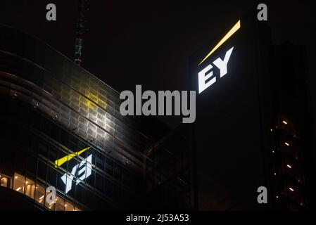 Varsovie, Varsovie, Pologne. 19th avril 2022. La signalisation Ernst & Young est visible le 19 avril 2022 à Varsovie, en Pologne. (Image de crédit : © Aleksander Kalka/ZUMA Press Wire) Banque D'Images
