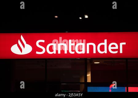 Varsovie, Varsovie, Pologne. 19th avril 2022. La signalisation bancaire de Santander est vue le 19 avril 2022 à Varsovie, Pologne. (Image de crédit : © Aleksander Kalka/ZUMA Press Wire) Banque D'Images
