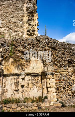 Mur en ruines par le cloître de l'abbaye de Saint Augustin à Canterbury, en Angleterre. Banque D'Images