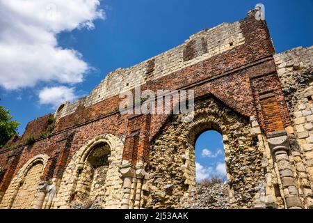 Les ruines du Palais Royal construit par Henry VIII sur le terrain de l'abbaye de Saint Augustin à Canterbury, en Angleterre. Banque D'Images