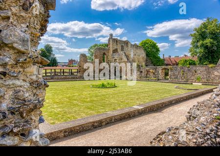 Le cloître de l'abbaye de Saint Augustin avec les ruines d'un palais royal construit par Henry VIII à Canterbury, en Angleterre. Banque D'Images