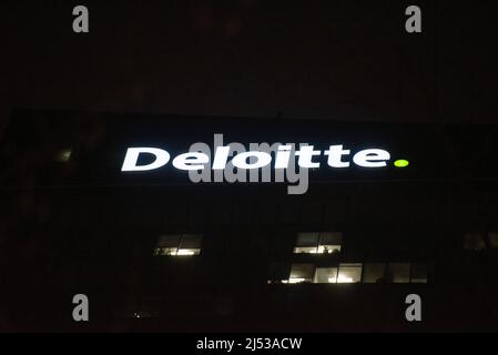 Varsovie, Varsovie, Pologne. 19th avril 2022. La signalisation Deloitte est visible le 19 avril 2022 à Varsovie, en Pologne. (Image de crédit : © Aleksander Kalka/ZUMA Press Wire) Banque D'Images