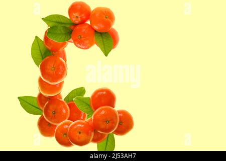 Vitamine C. lettre C fait de fruits de mandarine avec des feuilles .fruit naturel vitamine C. Santé et médecine Banque D'Images