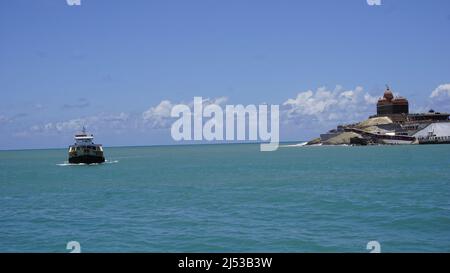 Kanyakumari,Tamilnadu,Inde-avril 16 2022: Touristes appréciant le service de ferry à Kanyakumari qui transporte des passagers pour visiter Vivekananda Rock Memo Banque D'Images