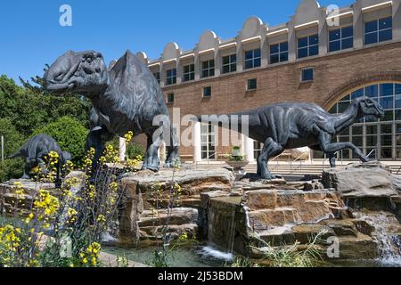 Sculptures de dinosaures d'hadrosaurs (Lophorhothon atopus) à l'entrée du Fernbank Museum of Natural History à Atlanta, Géorgie. (ÉTATS-UNIS) Banque D'Images