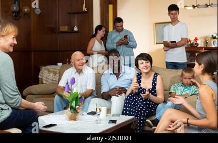 Grande famille ayant une réunion à la maison Banque D'Images