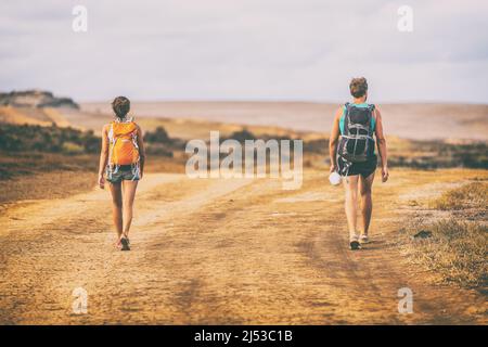 Randonnée pédestre les personnes marchant sur le sentier de randonnée du désert avec des sacs à dos sur la nature de paysage de montagne. Randonneurs voyage aventure wanderlust vacances d'été Banque D'Images