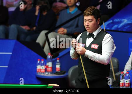 Sheffield, Grande-Bretagne. 19th avril 2022. Yan Bingtao, de Chine, participe au match de 1st contre Chris Wakelin, d'Angleterre, aux Championnats du monde de Snooker de Betfred 2022 à Sheffield, en Grande-Bretagne, le 19 avril 2022. Credit: Zhai Zheng/Xinhua/Alamy Live News Banque D'Images