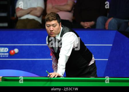 Sheffield, Grande-Bretagne. 19th avril 2022. Yan Bingtao, de Chine, réagit lors du match de 1st contre Chris Wakelin, d'Angleterre, aux Championnats du monde de Snooker Betfred 2022 à Sheffield, en Grande-Bretagne, le 19 avril 2022. Credit: Zhai Zheng/Xinhua/Alamy Live News Banque D'Images