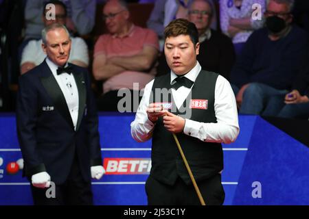 Sheffield, Grande-Bretagne. 19th avril 2022. Yan Bingtao (R) de Chine participe au match de 1st contre Chris Wakelin d'Angleterre aux Championnats du monde de Snooker Betfred 2022 à Sheffield, en Grande-Bretagne, le 19 avril 2022. Credit: Zhai Zheng/Xinhua/Alamy Live News Banque D'Images