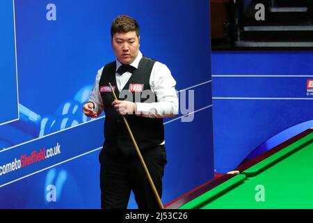 Sheffield, Grande-Bretagne. 19th avril 2022. Yan Bingtao, de Chine, participe au match de 1st contre Chris Wakelin, d'Angleterre, aux Championnats du monde de Snooker de Betfred 2022 à Sheffield, en Grande-Bretagne, le 19 avril 2022. Credit: Zhai Zheng/Xinhua/Alamy Live News Banque D'Images