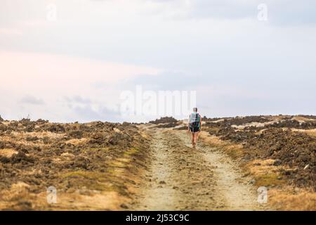 Randonnée dans la nature randonnée dans le désert en voyage nature paysage. Vue de héros de l'homme marchant seul en arrière-plan de montagne. Randonnée Banque D'Images