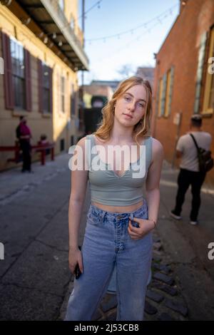 Jeune femme debout dans la ruelle du vieux Sacramento Banque D'Images