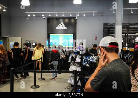 Orange, États-Unis. 17th avril 2022. Les gens ont vu faire du shopping dans un magasin Adidas dans les magasins d'usine d'Orange. Beaucoup de gens magasinent dans les magasins d'Orange, pour des vêtements, des chaussures, des montres, des sacs, et sacs à dos à prix réduit. Selon la situation du Covid-19 dans le sud de la Californie, la plupart des gens font leurs courses sans masque facial. (Photo de Michael Ho Wai Lee/SOPA Images/Sipa USA) crédit: SIPA USA/Alay Live News Banque D'Images