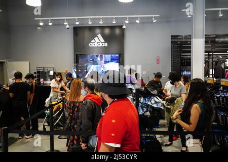 Orange, États-Unis. 17th avril 2022. Les gens ont vu faire du shopping dans un magasin Adidas dans les magasins d'usine d'Orange. Beaucoup de gens magasinent dans les magasins d'Orange, pour des vêtements, des chaussures, des montres, des sacs, et sacs à dos à prix réduit. Selon la situation du Covid-19 dans le sud de la Californie, la plupart des gens font leurs courses sans masque facial. (Photo de Michael Ho Wai Lee/SOPA Images/Sipa USA) crédit: SIPA USA/Alay Live News Banque D'Images