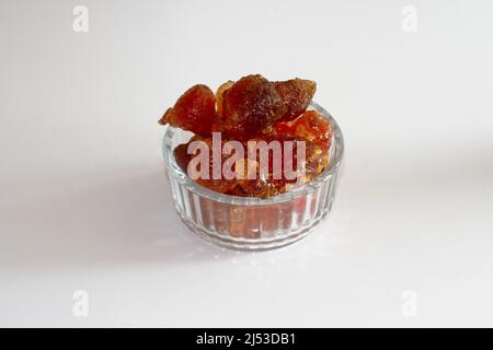 gomme arabique acacia sénégal grosses pièces dans un bol en verre du haut sur fond blanc Banque D'Images