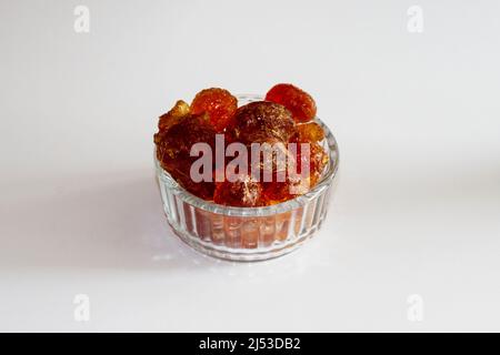 gomme arabique gros morceaux dans un bol en verre gros plan sur fond blanc Banque D'Images