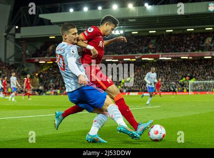 Liverpool. 20th avril 2022. Liverpools Luis Diaz (R) est affronté par Diogo Dalot de Manchester United lors du match de la Premier League anglaise entre Liverpool et Manchester United à Liverpool, en Grande-Bretagne, le 19 avril 2022. Liverpool a gagné 4-0. Credit: Xinhua/Alay Live News Banque D'Images