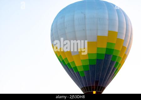 Ballon d'air chaud isolé sur fond blanc sans panier. Photo d'arrière-plan de bulle d'air chaud colorée. Banque D'Images
