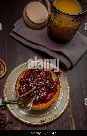 Cheesecake est un dessert très populaire depuis le 20th siècle fait à partir de ricotta, fromage cottage, fromage blanc, sucre et parfois d'autres ingrédients suc Banque D'Images