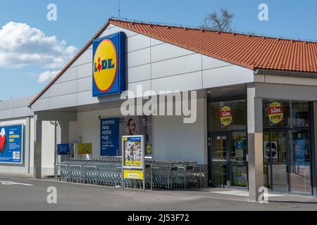 Nova Bana, Slovaquie - 18 mars 2022 : enseigne Lidl shop. Logo de la marque. Lidl est une chaîne de détaillants allemands internationaux à escompte qui opère plus de 11 000 000 Banque D'Images