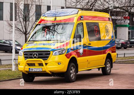 Varsovie, Voïvodeship de Masovian, Pologne. 4th mars 2022. Un service moderne d'ambulance Mercedes-Benz Sprinter 4x4 vu à Varsovie. (Credit image: © Karol Serewis/SOPA Images via ZUMA Press Wire) Banque D'Images