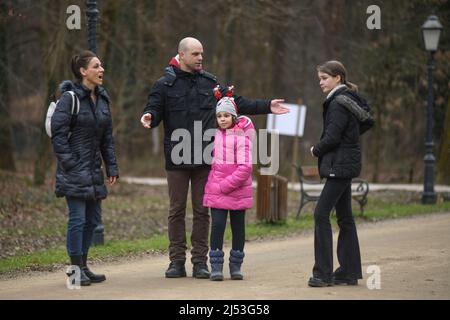 Promenade en famille dans le parc Maksimir en hiver. Zagreb, Croatie Banque D'Images