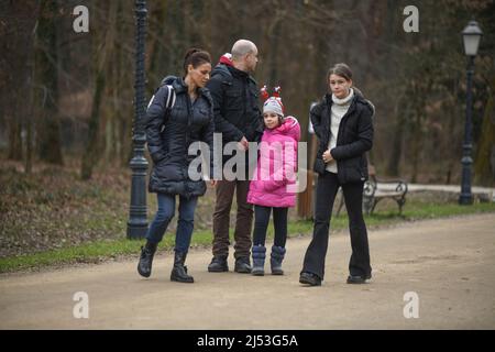 Promenade en famille dans le parc Maksimir en hiver. Zagreb, Croatie Banque D'Images